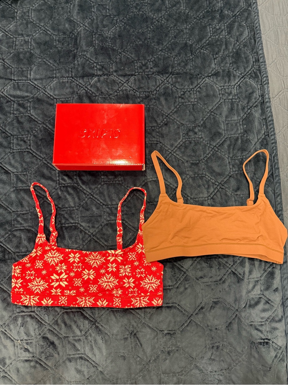 SKIMS Two-Pack Scoop Bralettes - Red Snowflake & Tan